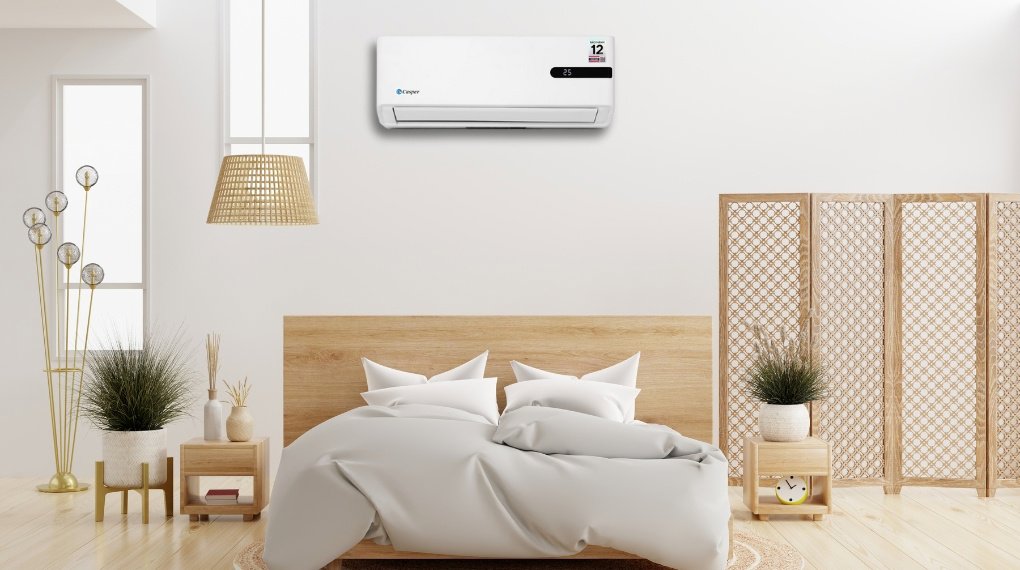 Điều hòa Casper treo tường trong phòng ngủ nội thất gỗ sáng, giường lớn chăn trắng gọn gàng